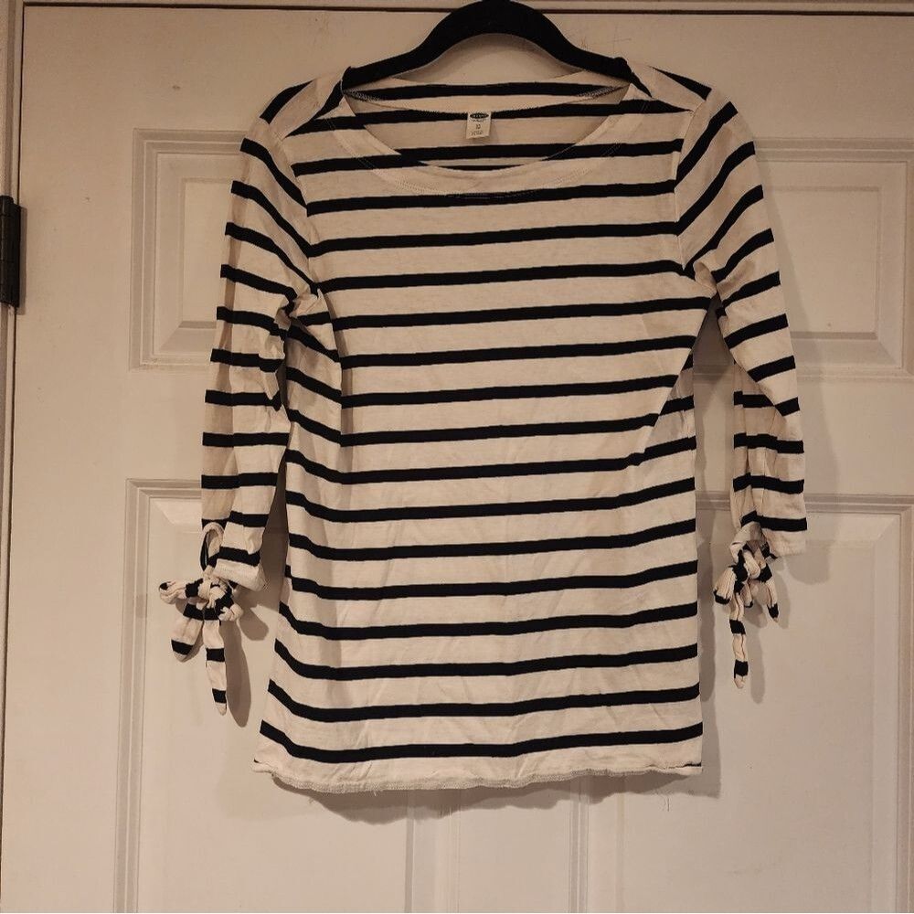 Old Navy black and white striped top XS